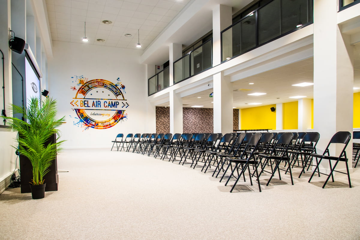 Moziah, salle de réunion de 200 personnes - Nos espaces événementiels de réunion à Lyon et Villeurbanne pour votre réunion, séminaire, workshop, séance de créativité, assemblée générale - des salles de réunion à Bel Air Camp, réseau de tiers lieux business - coworking, café, parking, traiteurs et décoration confortable et colorée : Bienvenue !